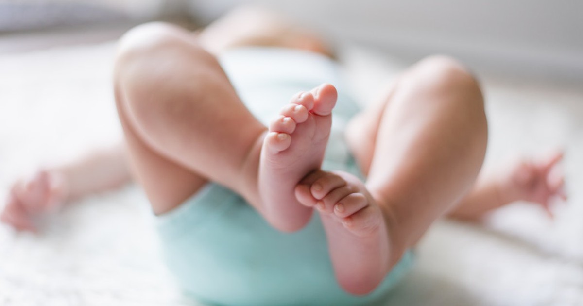 Plötzlich Blut in der Windel: Warum bekommen Babies manchmal ihre 'Periode'?