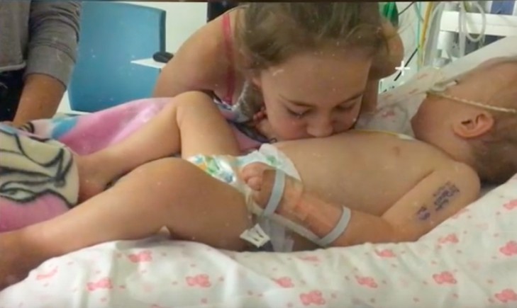 Mädchen pustet auf den Bauch seiner sterbenden Baby-Schwester - da geschieht das Unmögliche!