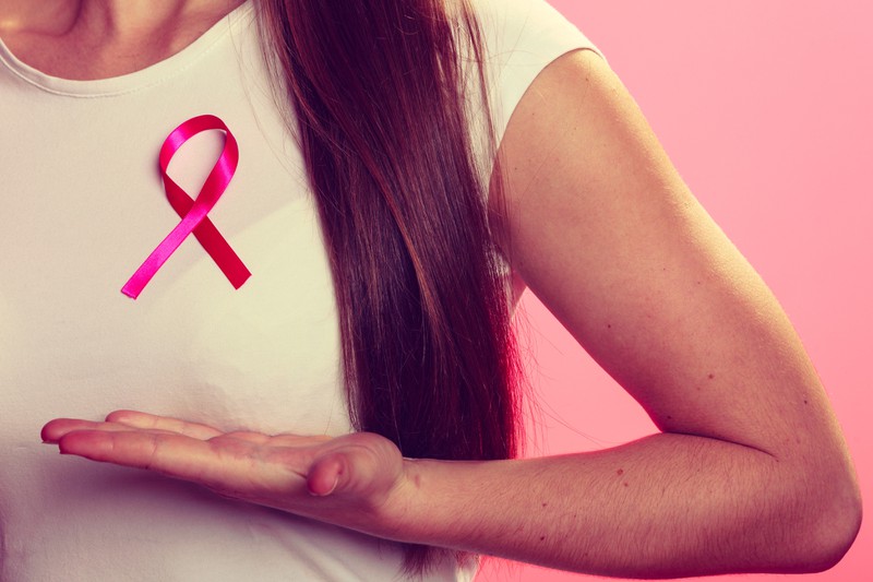 Eine Frau hat ihren Brustkrebs selbst erkannt.