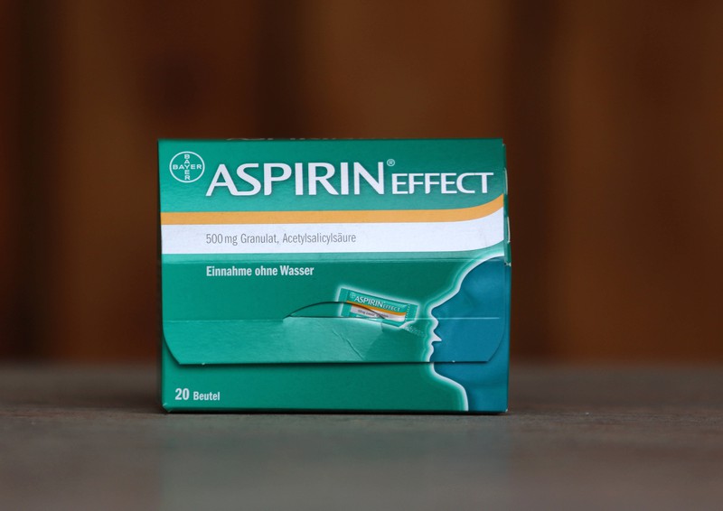 Man sieht Tabletten und es geht um Aspirin während der Periode.