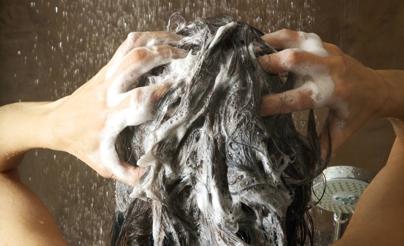 Die Häufigkeit des Haarewaschens hängt von der Haarstruktur, dem Haartyp und den individuellen Bedürfnissen ab.