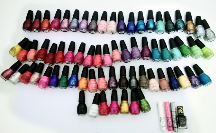 Dieses Bild zeigt eine Nagellack-Kollektion, ein Geschenk eines Mannes an seine Freundin.