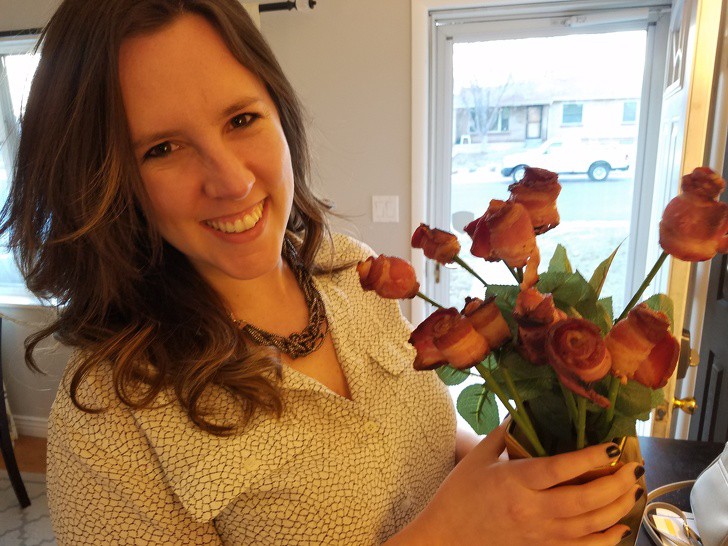 Dieses Bild zeigt einen Strauß Bacon-Rosen, ein Geschenk eines Mannes an seine Freundin.