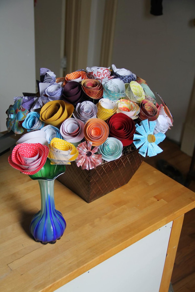 Dieses Bild zeigt Papierblumen, ein Geschenk eines Mannes an seine Freundin.