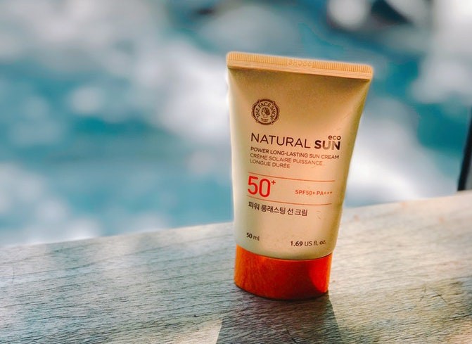Dieses Bild zeigt eine Tube Sonnencreme, die vor Sonnenbrand schützen kann.