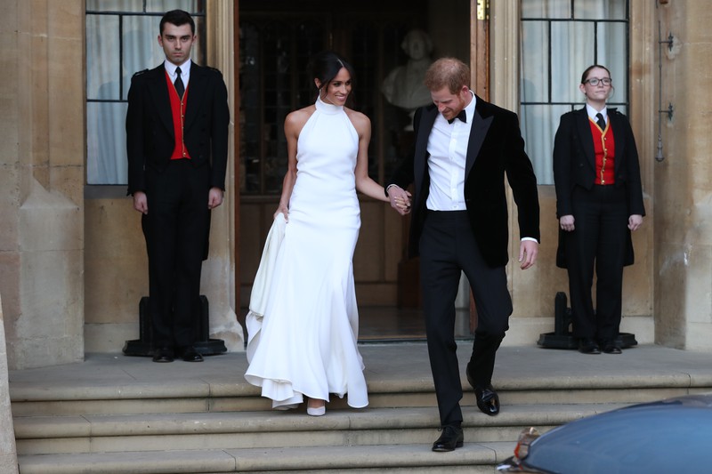 Man sieht ein Hochzeitskleid und es geht um Hochzeitskleider, die im Sommer im Trend liegen.