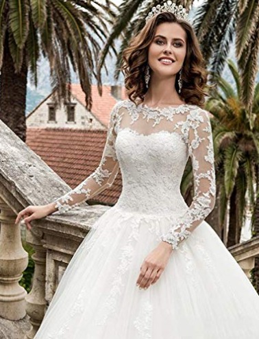 Man sieht ein Hochzeitskleid und es geht um Hochzeitskleider, die im Sommer im Trend liegen.