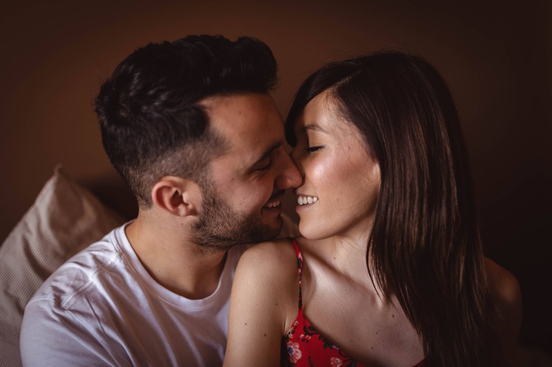 Ein Mann und eine Frau, die sich in der Wohnung küssen