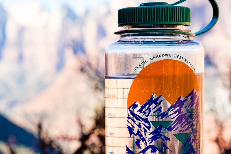 Dieses Bild zeigt eine Flasche Wasser, die den Stoffwechsel ankurbelt und beim Abnehmen hilft.