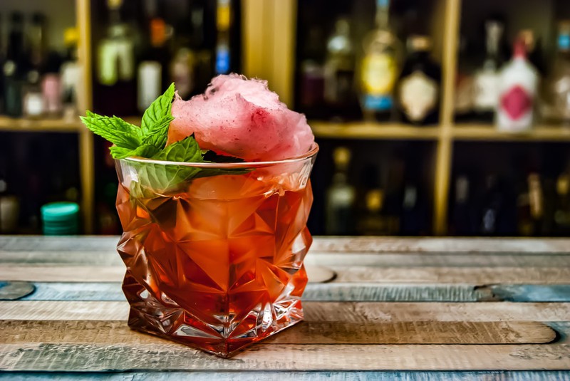 Dieses Bild zeigt einen Negroni Spritz, den perfekten Sommerdrink.