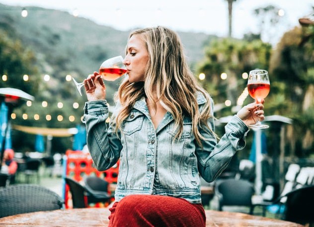 Dieses Bild zeigt eine Frau, die im Sommer einen Trend-Drink trinkt.