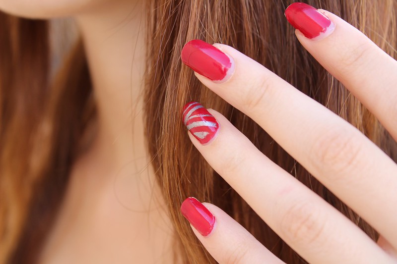 Man sieht Fingernägel und es geht um Beauty Tipps für den Sommer.