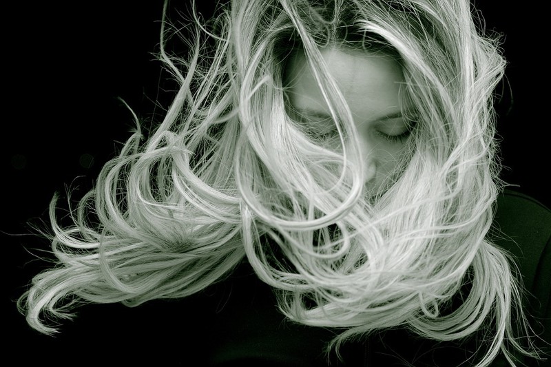 Man sieht trockene Haare und es geht um Beauty Tipps im Sommer.