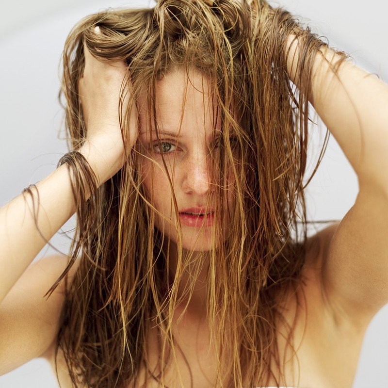 Frau mit nassen Haaren