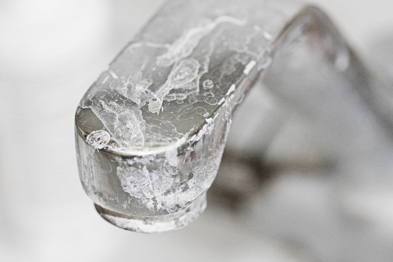 Ein mit Kalk verschmutzter Wasserhahn