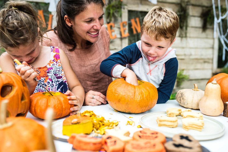 Eine Familie ist zu sehen und es geht um Rezepte für Snacks zu Halloween.