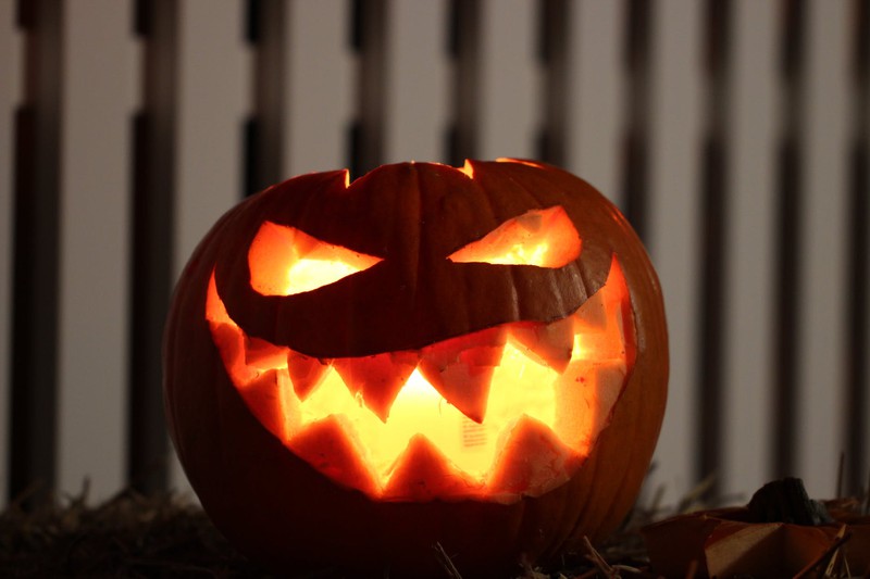 Ein Kürbis ist zu sehen und es geht um ein Rezept für Halloween Snacks.
