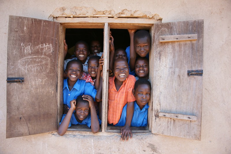 Viele afrikanische Kinder an einem Fenster