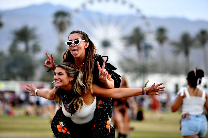Zwei Frauen auf einem Festival