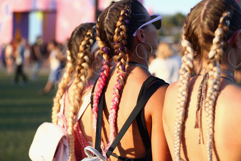 Flechtfrisur bei einem Festival