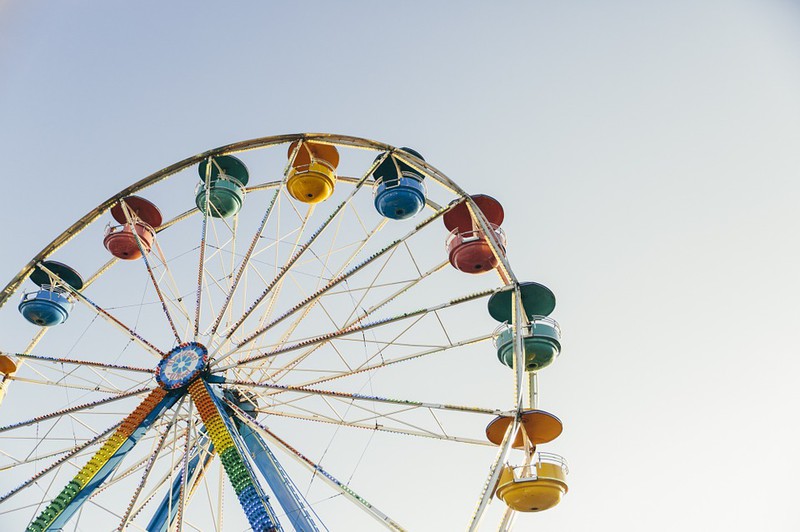 Ein Riesenrad ist abgebildet und es geht um Aktivitäten im Sommer.