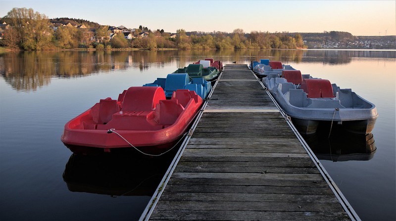 Ein Tretboot ist abgebildet und es geht um Aktivitäten im Sommer