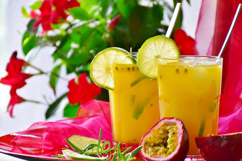 Es geht um die Aktivitäten im Sommer und man sieht Drinks.