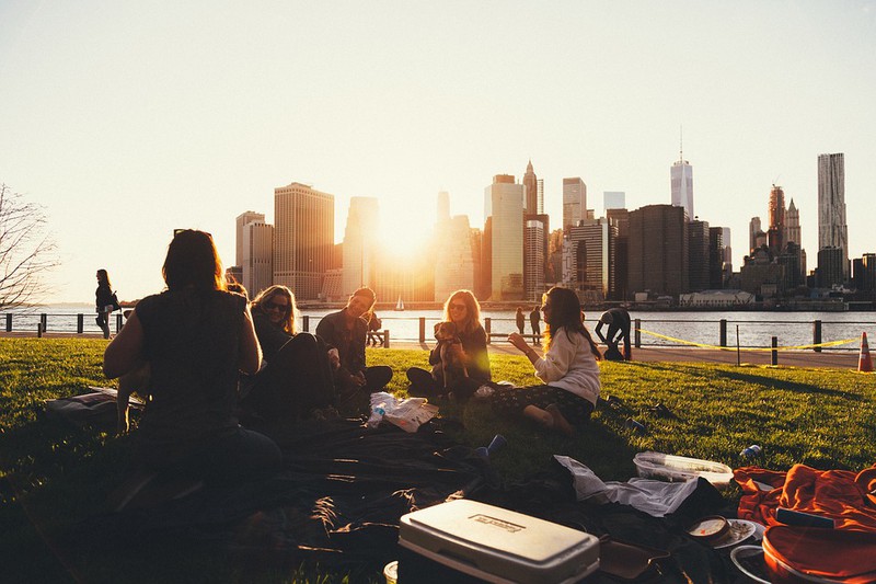 Eine Gruppe Mädels sitzen im Park und es geht um Aktivitäten im Sommer
