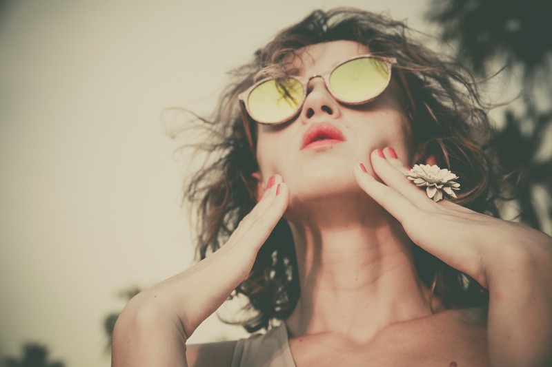 Frau mit Sonnenbrille ist geschminkt