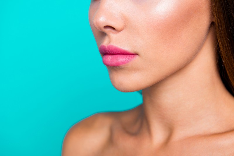 Frau mit Rouge und Lippenstift