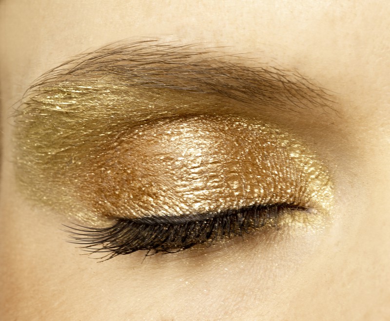 Goldener Lidschatten auf Auge