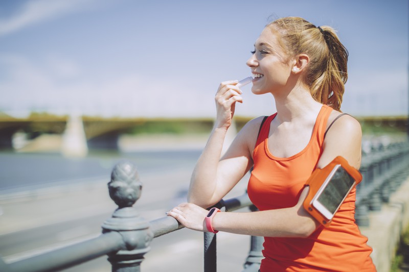 Frau im Sommer pflegt sich die Lippen