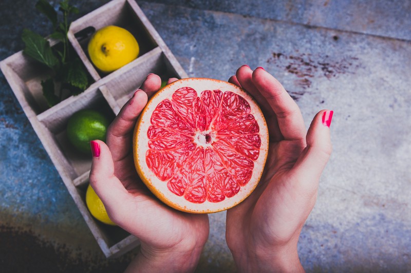 Grapefruit in Händen