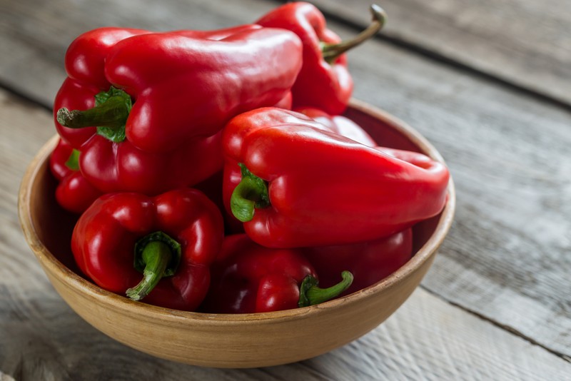 Paprika in einer Holzschale