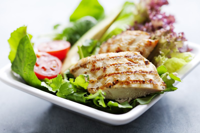 Hähnchenbrust auf Salat