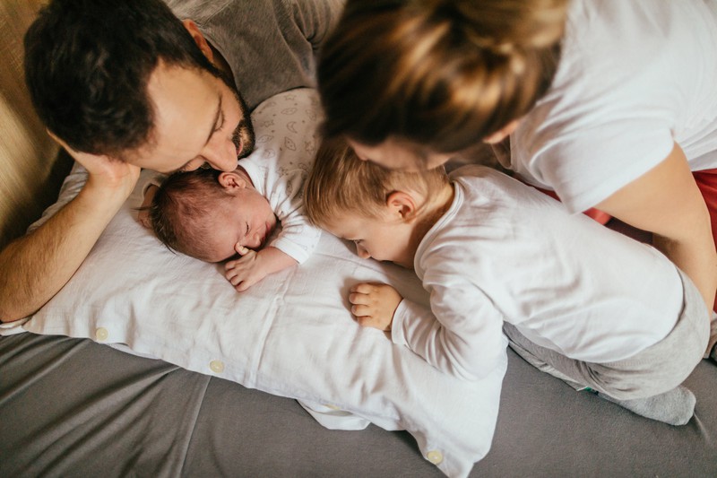 Familie kuschelt mit Baby