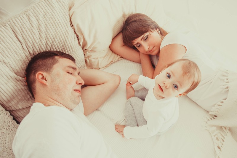 Eltern schlafen mit Kindern im Bett und schlafen dadurch besser.