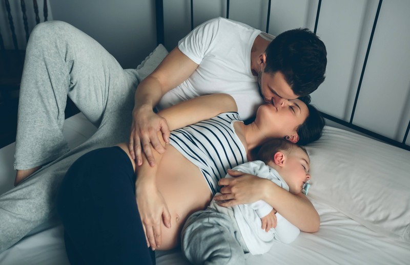 Familie kuschelt mit Baby