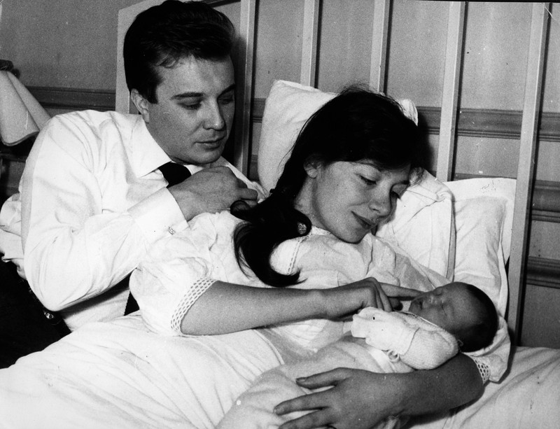 Familie mit Baby im Bett