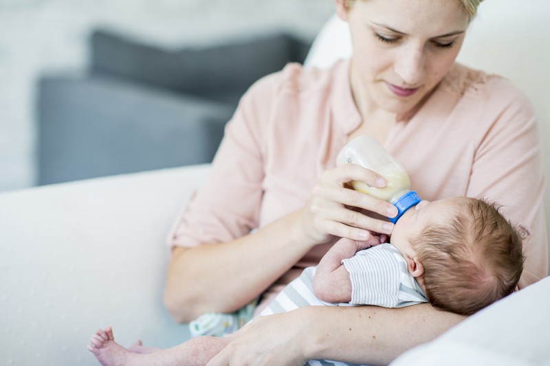 Mutter füttert Baby