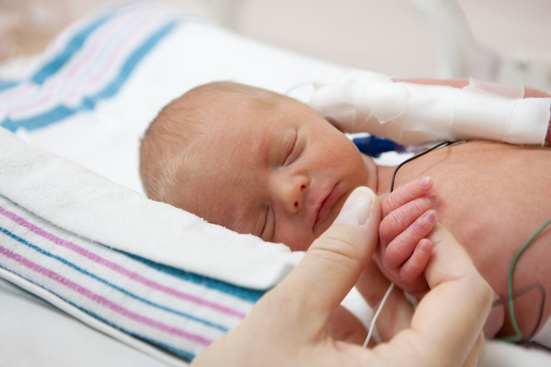 Baby liegt im Krankenhausbett