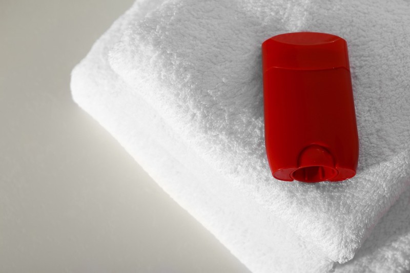 Eine Anti-Chafing-Creme oder ein Stick kann bei Schweiß unter den Brüsten eine Wunderwaffe sein.