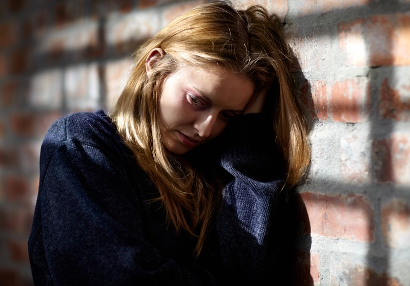 Hitzepickel können für Frauen sehr belastend sein.