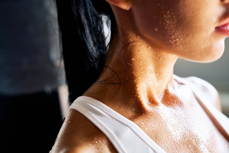 Viele Frauen schwitzen im Sommer unter der Brust.