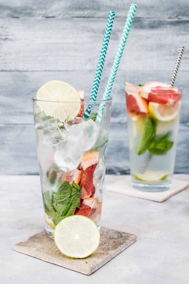 Ein Glas gekühltes Wasser mit Zitrone und Minze
