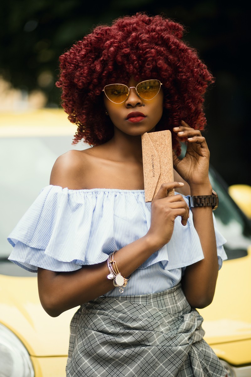 Frau im Afro-Look