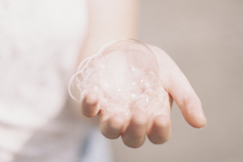 Eine Frau, die Haar-Shampoo in der Hand aufgeschäumt hat