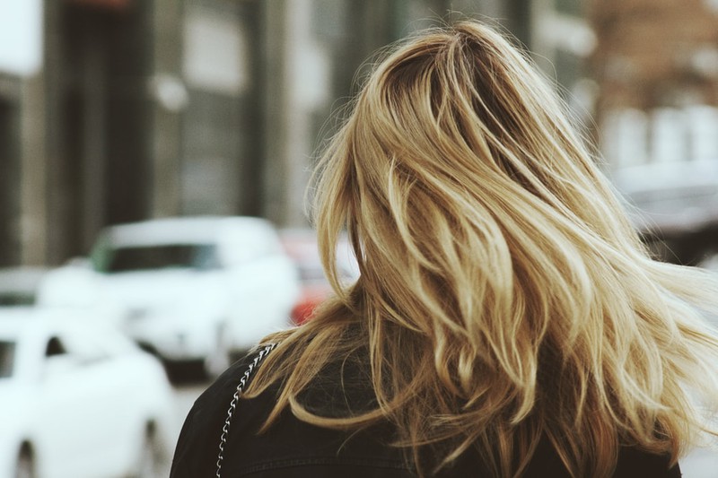Frau mit blondem Haar
