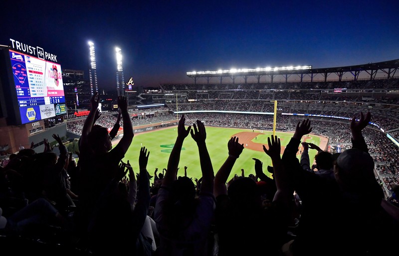 Ein Bild von einem Baseballspiel, bei dem ein Kind den Mittelfinger zeigte