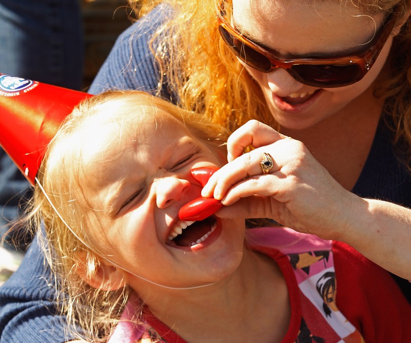 Lachendes Mädchen mit ihrer Mutter, Spaß haben